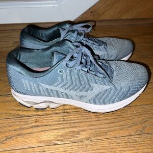 Women’s Mizuno Wave Riders size 8.5
